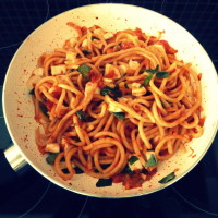 Špagety s rajčaty a mozzarellou