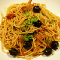 Špagety s olivami a rajčaty pečené v balíčku